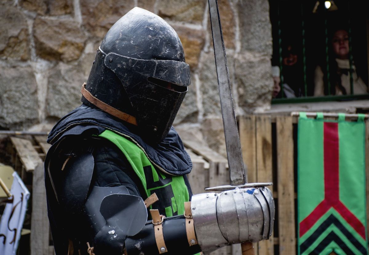 Las armaduras para practicar este deporte son fabricadas por los propios luchadores de combate medieval. Las armaduras para practicar este deporte son fabricadas por los propios luchadores de combate medieval.