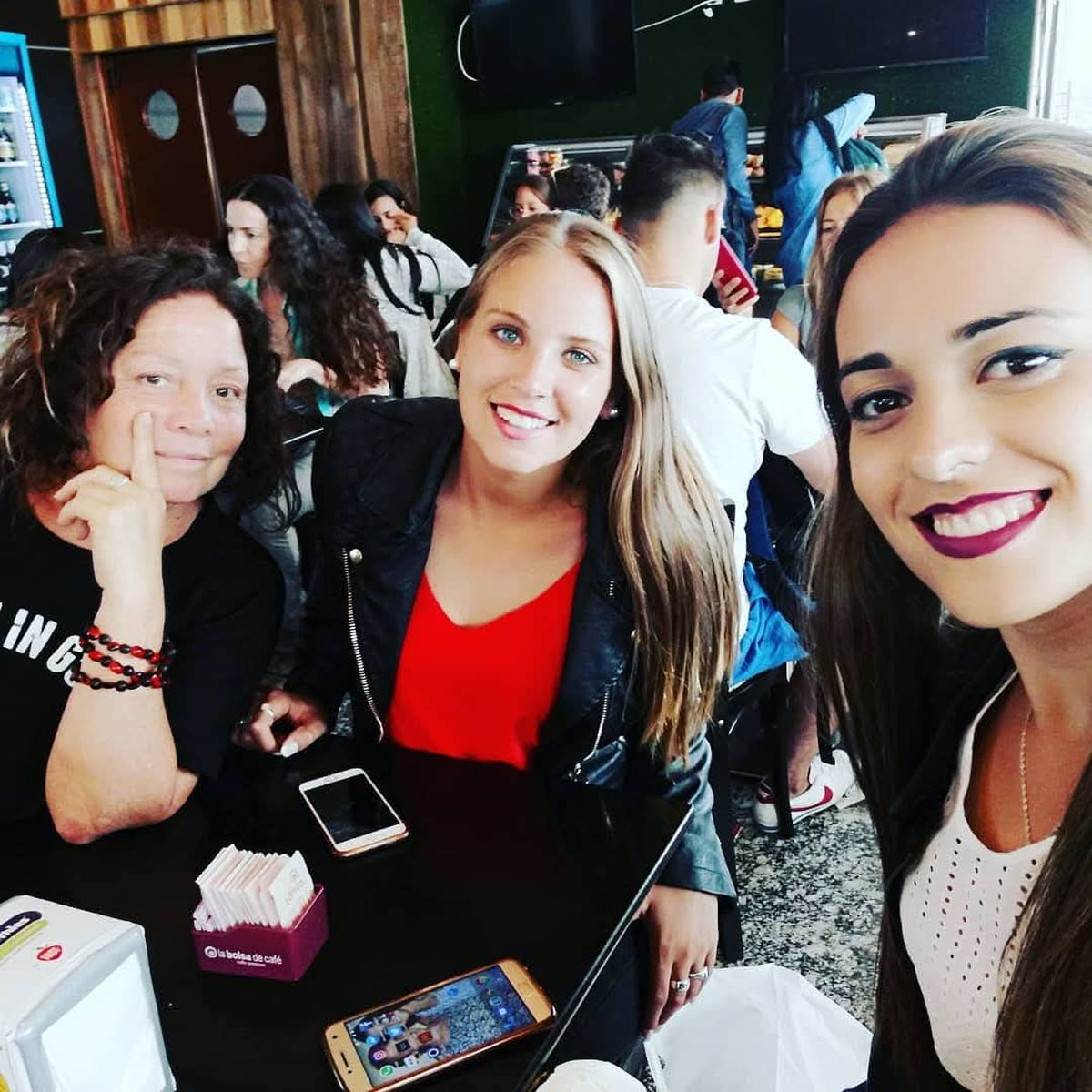 Ale Gamboa con la Reina y la Virreina 2018, Julieta Lagos y María José Di Marco. Ese año implementó una habitación especial en el hotel donde conviven las candidatas destinada a los bebés de las "reinas madres". Ale Gamboa con la Reina y la Virreina 2018, Julieta Lagos y María José Di Marco. Ese año implementó una habitación especial en el hotel donde conviven las candidatas destinada a los bebés de las "reinas madres".