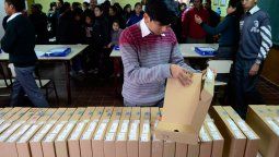 Alumnos de Beltrán festejaron la llegada de casi 350 netbooks nuevas