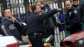 Asesinaron a dos policías dentro de un patrullero en Nueva York