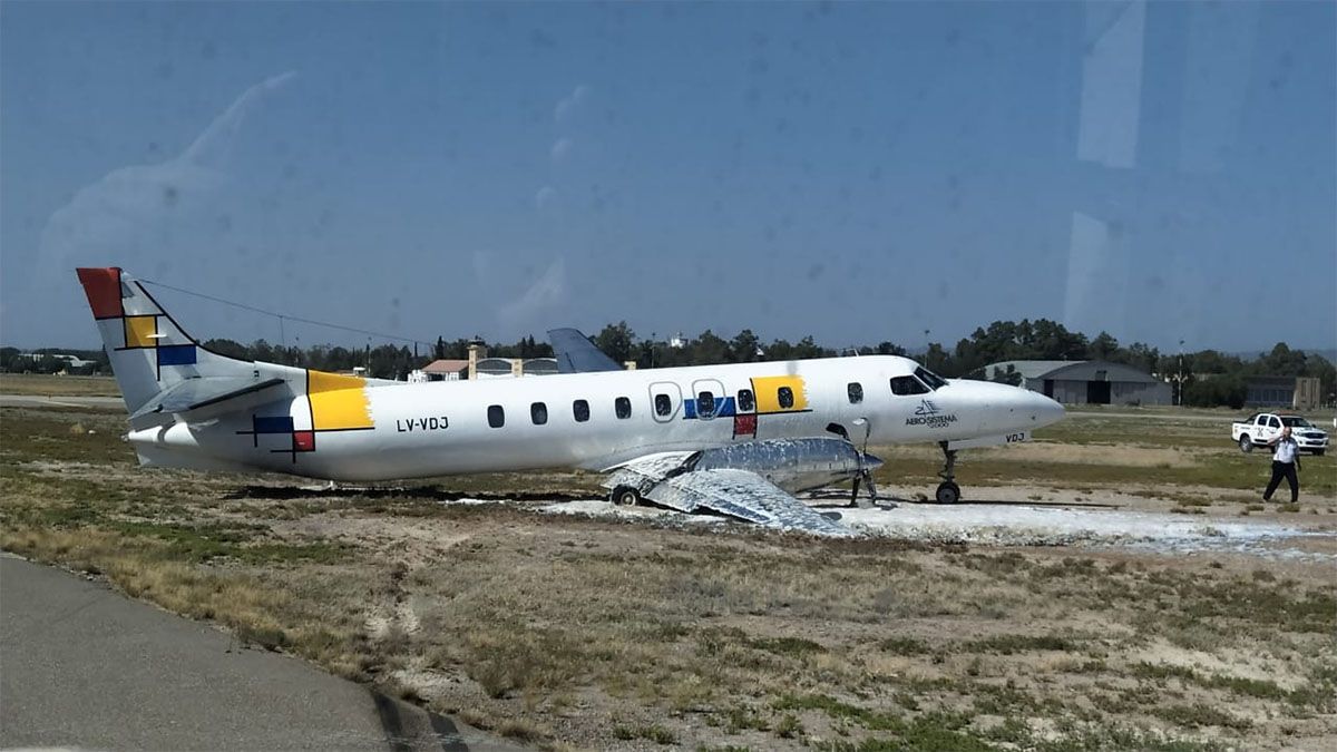 Un pasajero del avión despistado fue trasladado al hospital