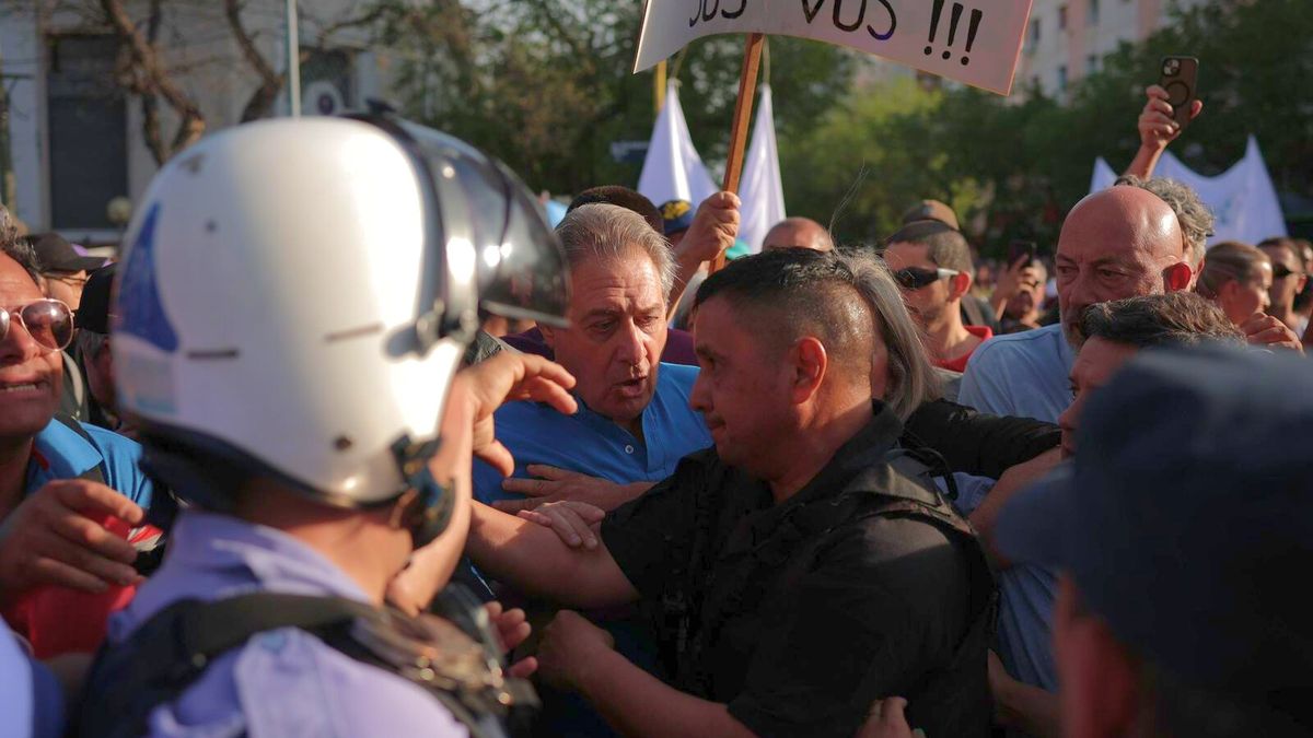 El intendente Omar Félix denunció represión en la marcha universitaria. Para Hebe Casado, los disturbios fueron arengados desde el municipio. El intendente Omar Félix denunció represión en la marcha universitaria. Para Hebe Casado, los disturbios fueron arengados desde el municipio.