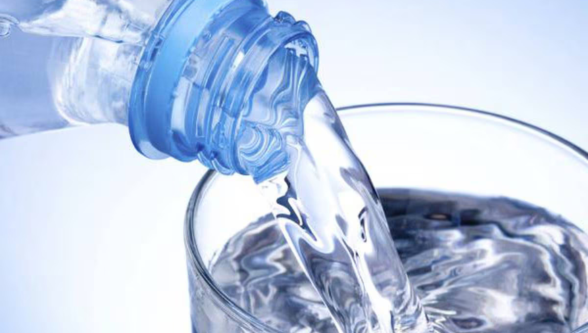 Agua embotellada y agua del grifo: en qué se diferencian y cuál es mejor