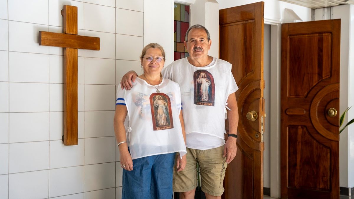 Adalberto Casado es viudo, católico y el único hombre en la Pastoral de la Salud. Aquí, junto a Claudia Flores, otra de las referentes. Adalberto Casado es viudo, católico y el único hombre en la Pastoral de la Salud. Aquí, junto a Claudia Flores, otra de las referentes.