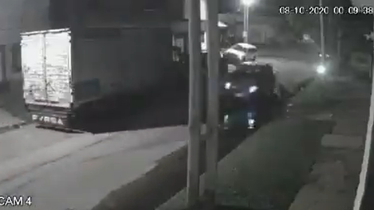 Intentó huir cuando quisieron asaltarlo y chocó contra una columna.