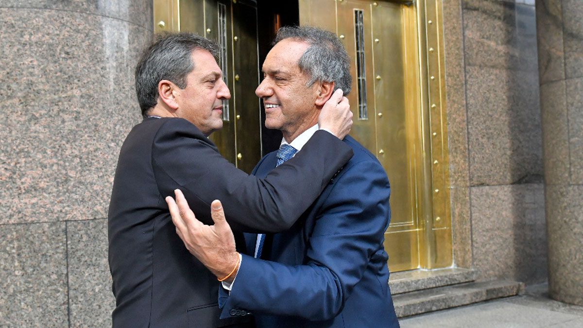 ¿Qué hacés, papá?, le dijo Scioli a Massa antes del abrazo.