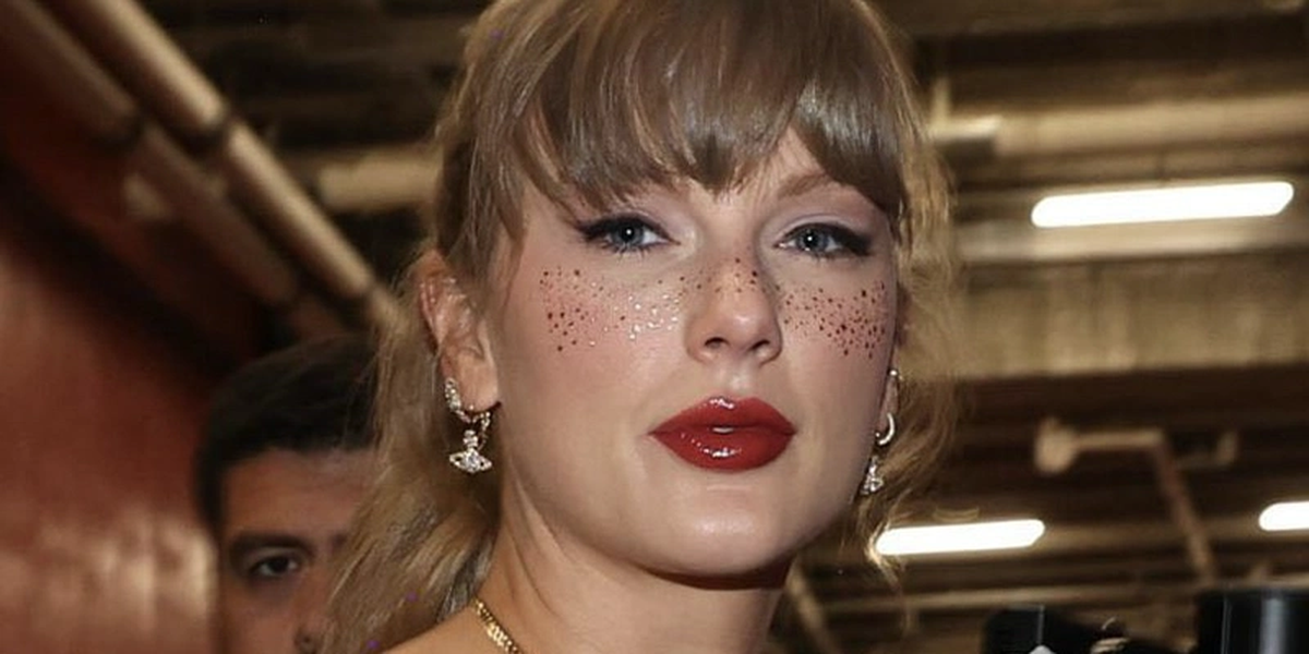 Taylor Swift y el maquillaje de pecas brillantes. Taylor Swift y el maquillaje de pecas brillantes.