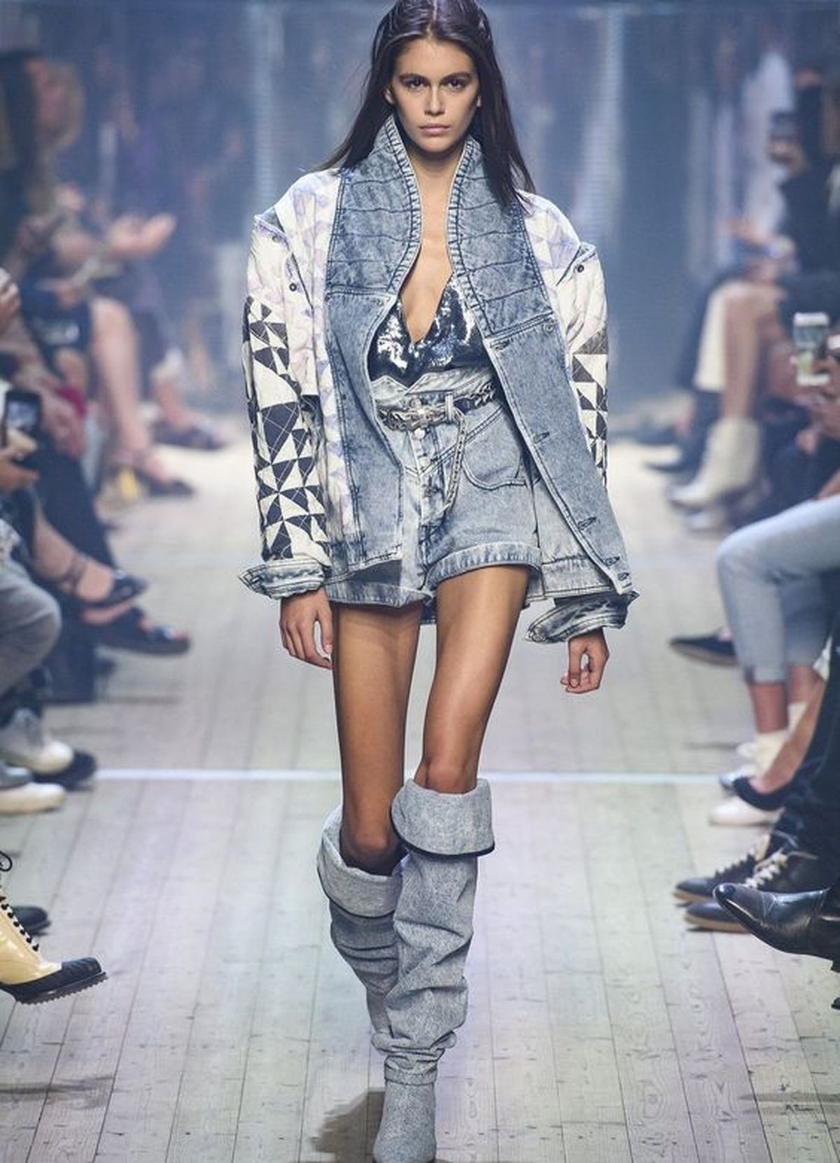 Chaqueta de jean con retazos de tela. Chaqueta de jean con retazos de tela.