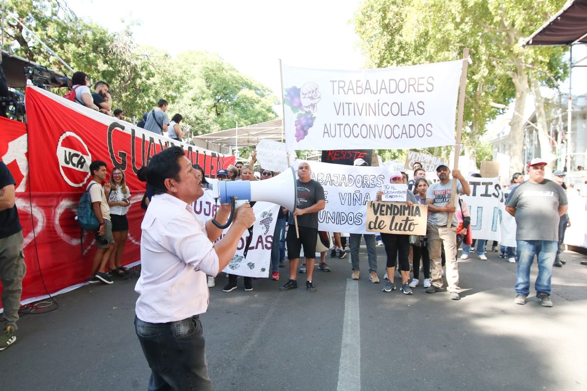 Los trabajadores vitivinícolas autoconvocados también se manifestaron ante el palco oficial en calle Chile y Espejo, de Capital.