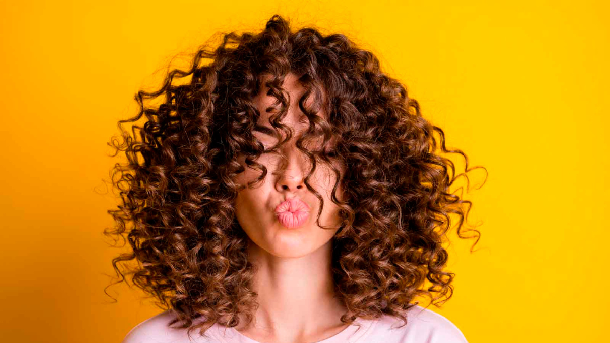 Si quieres rizos bien definidos prueba el método curly. Imagen: Freepik Si quieres rizos bien definidos prueba el método curly. Imagen: Freepik