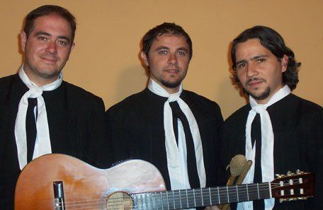 Grupos de folclore invitaron a un recital a beneficio en el Teatro Plaza