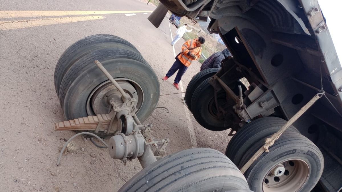 Se investigan las causas del accidente. Lo que está claro es que la estructura del acoplado sufrió daños. "Se me desenganchó el semirremolque y perdí el control del camión", expresó el conductor. Se investigan las causas del accidente. Lo que está claro es que la estructura del acoplado sufrió daños. "Se me desenganchó el semirremolque y perdí el control del camión", expresó el conductor.