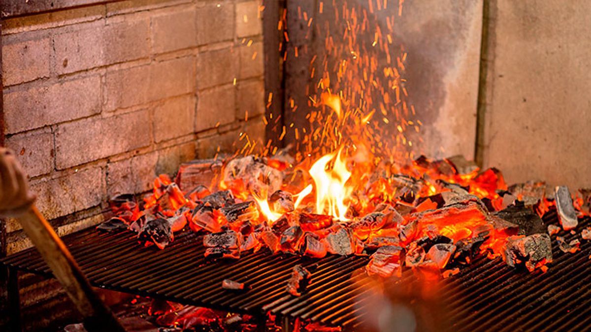 La brasa tiene que estar roja o gris antes de colocar la carne.