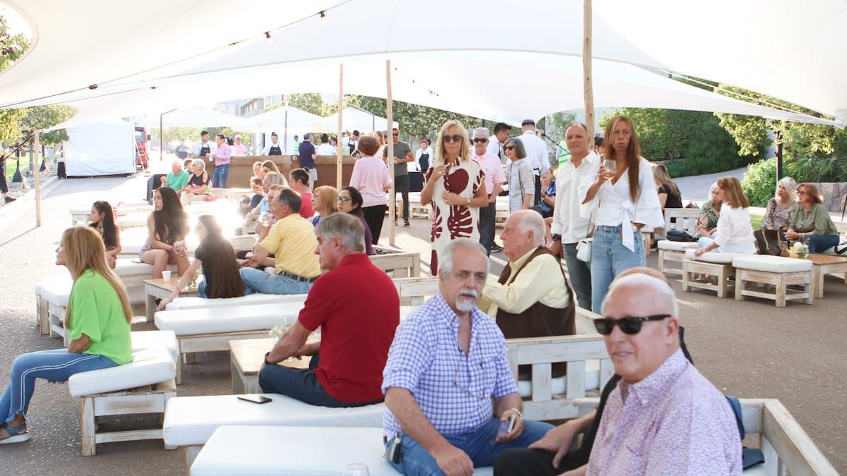 La plaza quedó oficialmente inaugurada este sábado, y para ello se sirvió a las familias residentes un exquisito ágape con música en vivo a cargo de un ensamble de la Sparkling Band.