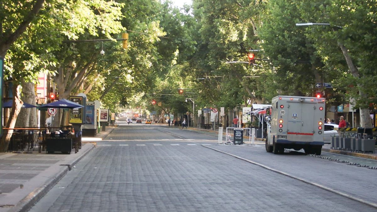 Desolada. Así estaba la calle San Martín a las 8 de este martes.