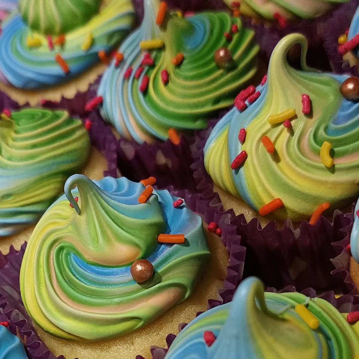 Los cupcakes incorporan el pistacho, sea en sus decoraciones o en el relleno. Los cupcakes incorporan el pistacho, sea en sus decoraciones o en el relleno.