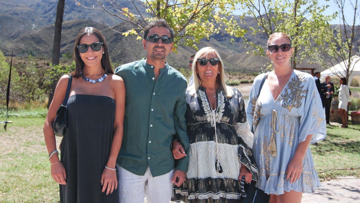 Viviana Vila llegó acompañada de su amiga Paula Madrid y su hijo Diego Gutiérrez Vila junto a su novia Martina. Viviana Vila llegó acompañada de su amiga Paula Madrid y su hijo Diego Gutiérrez Vila junto a su novia Martina.