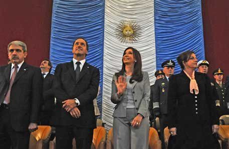 Cristina encabezó el acto por el Bicentenario del Ejército con críticas hacia el pasado