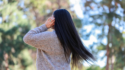 Dile adiós a las canas con este tinte casero para cabello negro