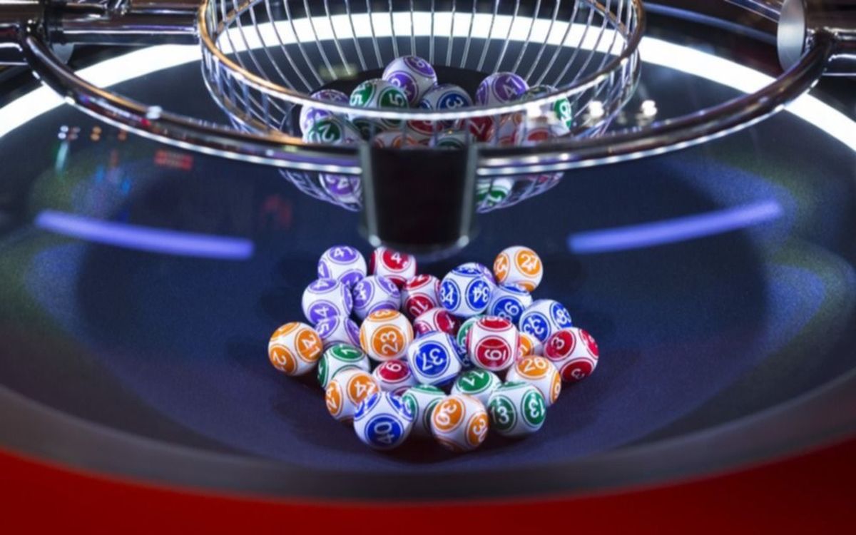 Los estudiantes juntaron sus conocimientos de matemáticas y de informática. Los estudiantes juntaron sus conocimientos de matemáticas y de informática.