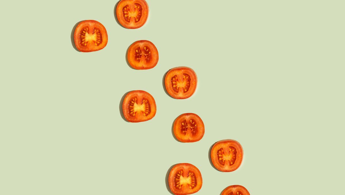 El tomate le aporta múltiples beneficios a la piel por sus antioxidantes. El tomate le aporta múltiples beneficios a la piel por sus antioxidantes.