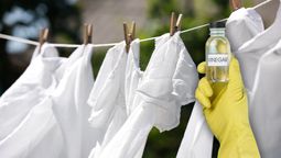 La ropa blanca se puede lavar usando un poco de vinagre.&nbsp;