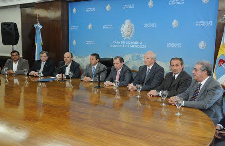 El Gobierno pidió a YPF que el 75% de los empleados de Llancanelo sean de Mendoza