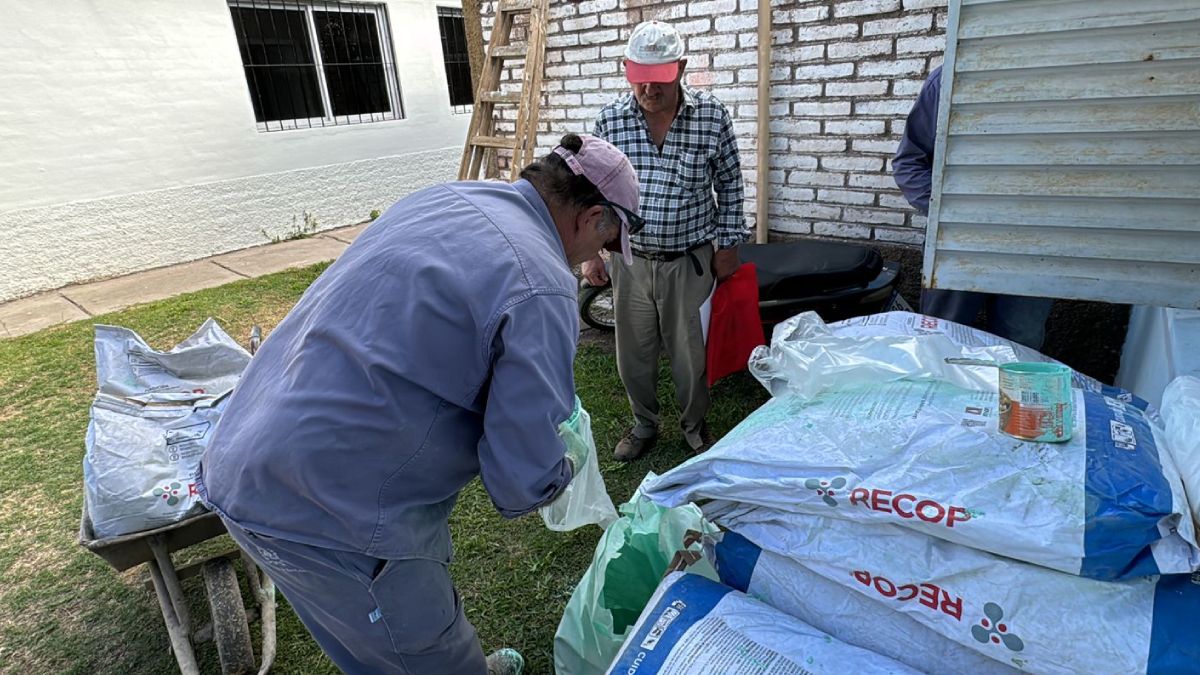 En San Rafael, se entregaron 100 bolsas de oxicloruro de cobre, con un valor de $325.000 cada bolsa, para mitigar los daños por el granizo. En San Rafael, se entregaron 100 bolsas de oxicloruro de cobre, con un valor de $325.000 cada bolsa, para mitigar los daños por el granizo.