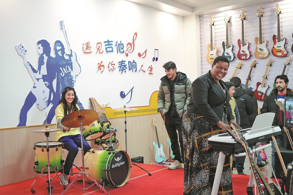 Personas de países como los Países Bajos, Nigeria, Pakistán, Rusia y Tanzania prueban instrumentos musicales en el pueblo de Tangwu en Weifang, provincia de Shandong, en noviembre pasado. PARA USO DE CHINA DAILY