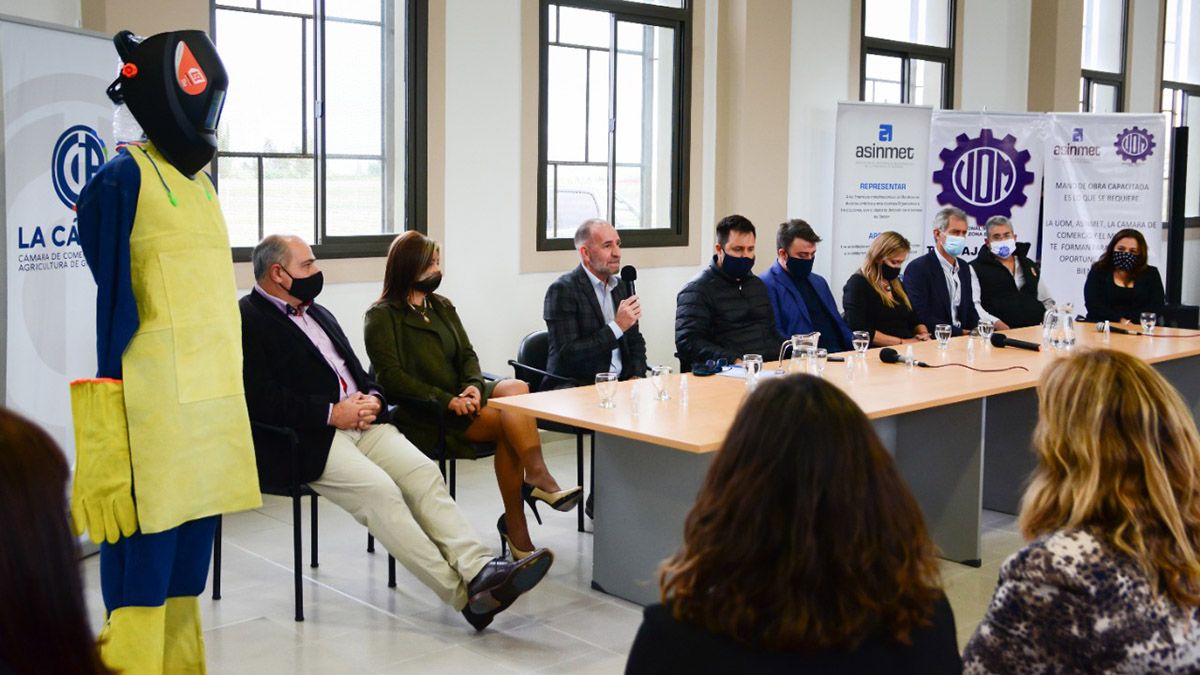 Mujeres de acero: un plan para insertar al sexo femenino en la metalmecánica