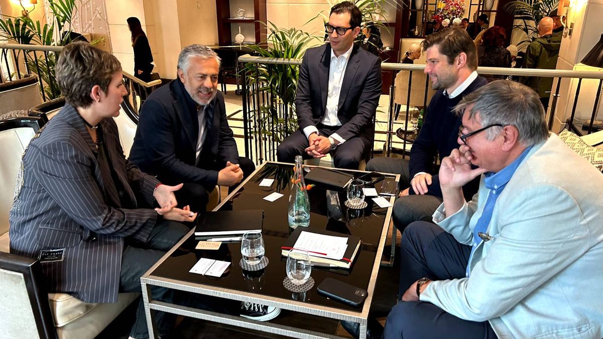 La ministra Jimena Latorre junto al gobernador Alfredo Cornejo en Londres.