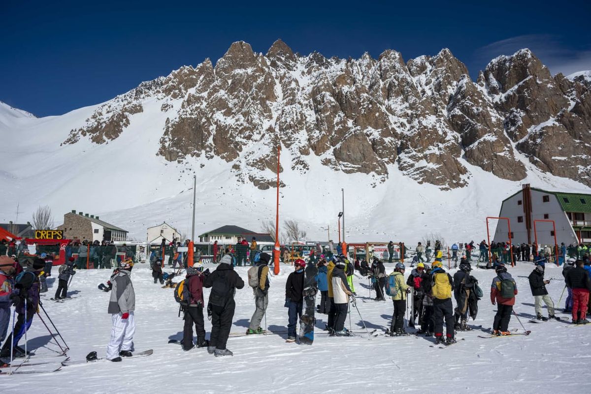 Fuerzas de seguridad y preventores despliegan controles en el corredor ante la masiva llegada de visitantes. Fuerzas de seguridad y preventores despliegan controles en el corredor ante la masiva llegada de visitantes.