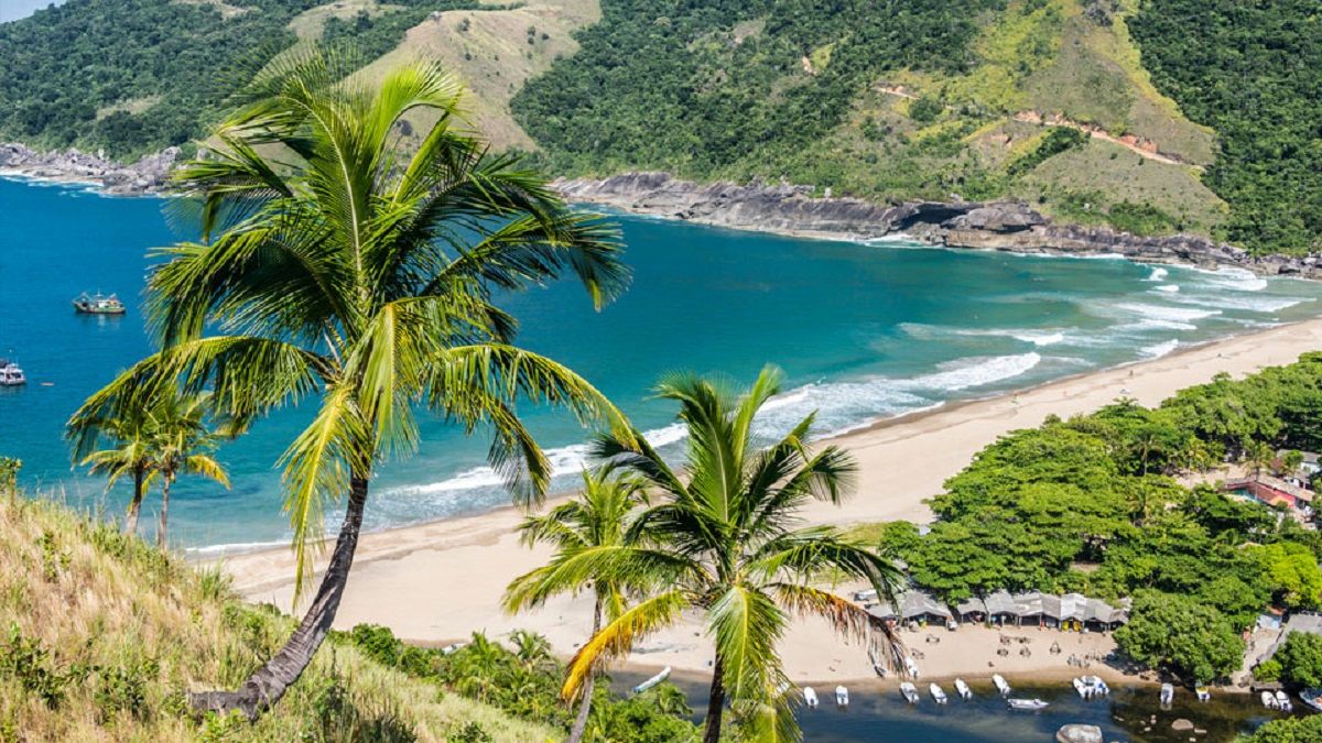 Es una de las 10 playas más hermosas de Brasil, tiene olas perfectas para el deporte y costas amplias