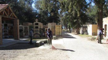 Lo atacó en el cementerio cuando colocaba flores en la tumba de su padre