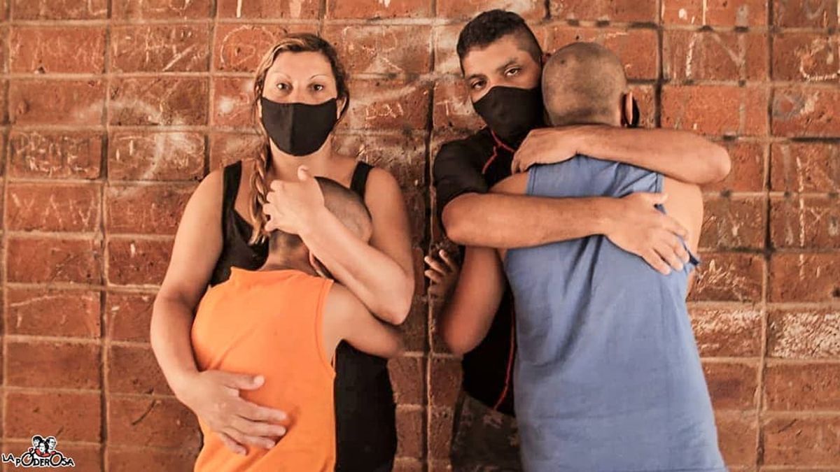 Los niños de 9 y 12 años junto a su madre y su padrastro.