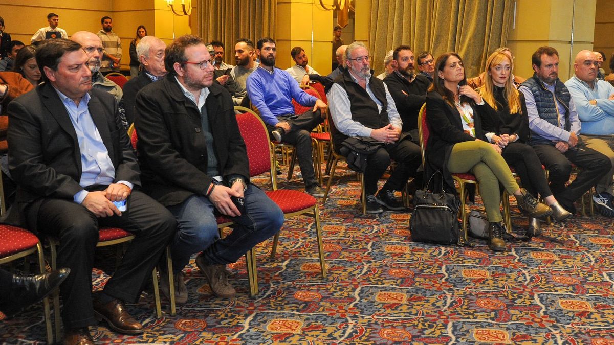 En primera fila, Omar Parisi, Lucas Ilardo, Gabriela Lizana y Anabel Fernández Sagasti. En primera fila, Omar Parisi, Lucas Ilardo, Gabriela Lizana y Anabel Fernández Sagasti.