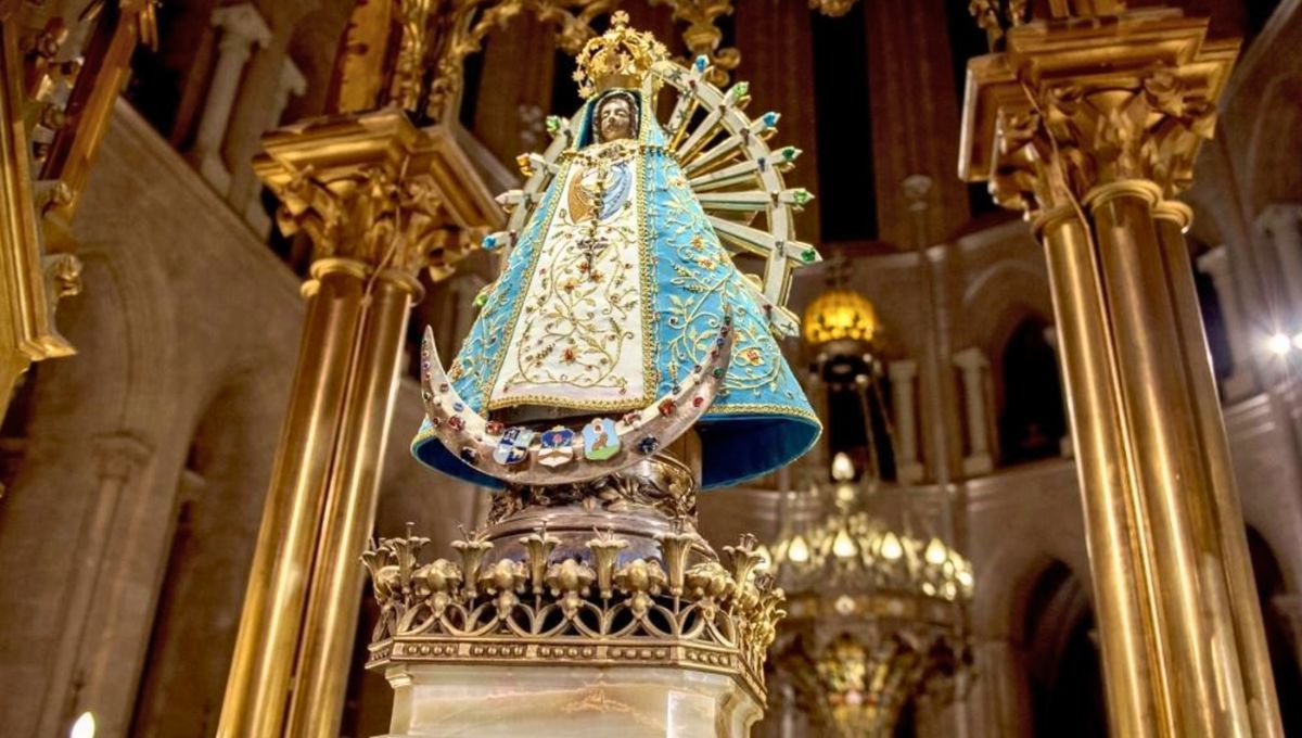 La Virgen de Luján es una de las advocaciones con la que se venera la figura de la Virgen María en el catolicismo. Fuente: Clarín. La Virgen de Luján es una de las advocaciones con la que se venera la figura de la Virgen María en el catolicismo. Fuente: Clarín.