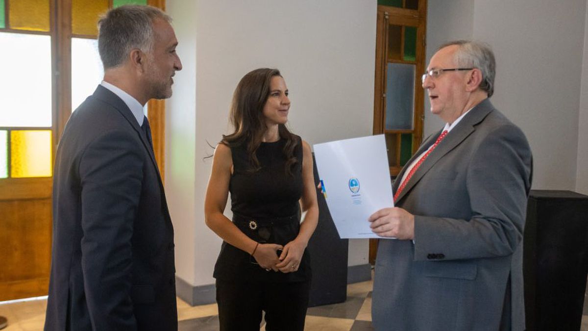 La ministra de Seguridad, Mercedes Rus, con el representante de la Fundación Hanns Seidel de Alemania, Klaus Gorg Binder y Andreas Vollmer, cónsul de Alemania en Mendoza. La ministra de Seguridad, Mercedes Rus, con el representante de la Fundación Hanns Seidel de Alemania, Klaus Gorg Binder y Andreas Vollmer, cónsul de Alemania en Mendoza.