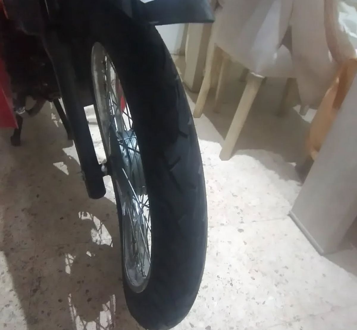 El estado de la cubierta delantera no permitió que pueda trasladarse en la moto. El estado de la cubierta delantera no permitió que pueda trasladarse en la moto.