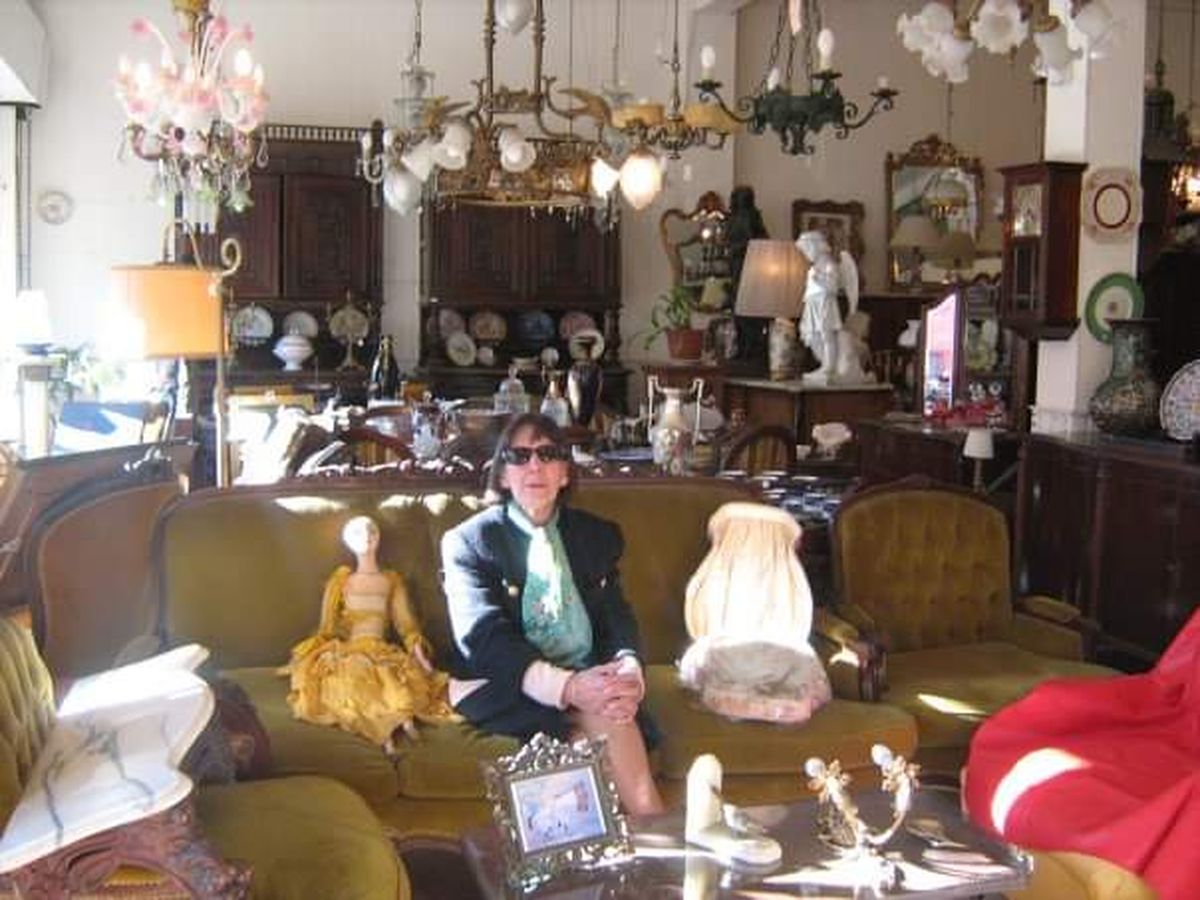 Foto familiar de su abuela, Ana María Nimo, en su local de antigüedades en Rosario. Foto familiar de su abuela, Ana María Nimo, en su local de antigüedades en Rosario.