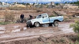Camioneta atascada en la lateral sur de la ruta 22, pasando Isidro Maza. Primeras consecuencias palpables de El Niño.