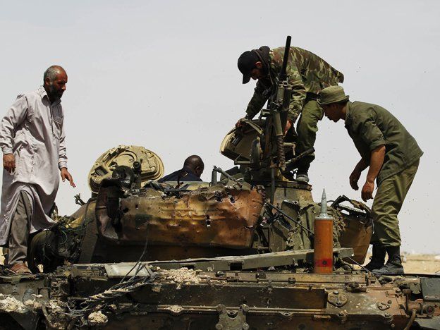 Tropas rebeldes libias obligaron a retroceder a las fuerzas de Gaddafi