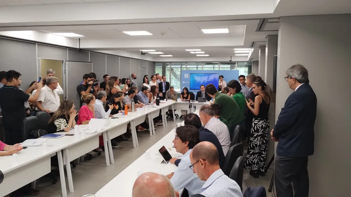 El plenario de comisiones que se montó durante la primera jornada de debate. Los gremios también asistieron. El plenario de comisiones que se montó durante la primera jornada de debate. Los gremios también asistieron.