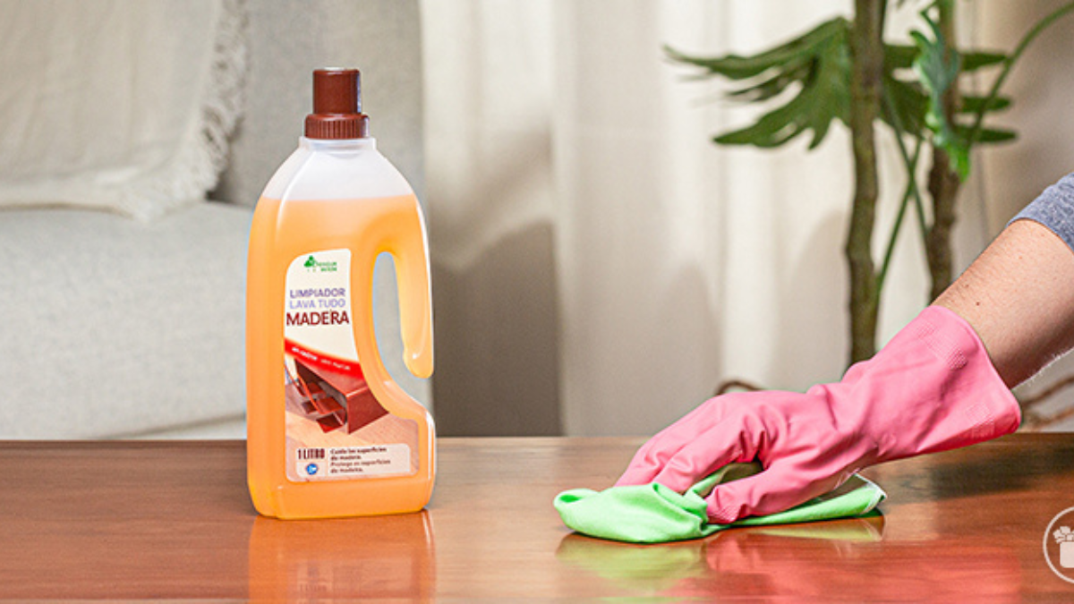 Puedes utilizar tu limpiador de madera para otras superficies colocándolo en una bayeta limpia. Puedes utilizar tu limpiador de madera para otras superficies colocándolo en una bayeta limpia.