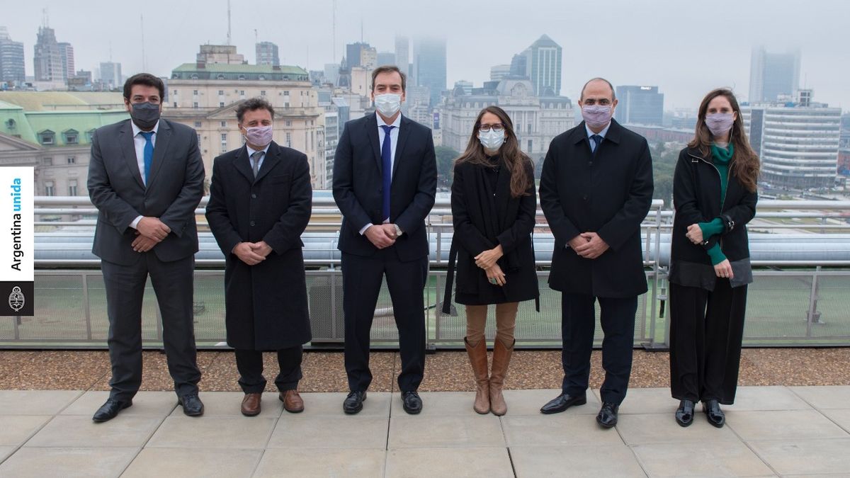 La ministra de Mujeres, Géneros y Diversidad, Elizabeth Gómez Alcorta; y su par de Justicia y Derechos Humanos, Martín Soria (en el centro de la foto); firmaron este martes un acuerdo con la Suprema Corte de Justicia para evitar la violencia de género. En representación de Mendoza asistieron los ministros Omar Palermo (segundo a la izquierda) y Mario Adaro (penúltimo).