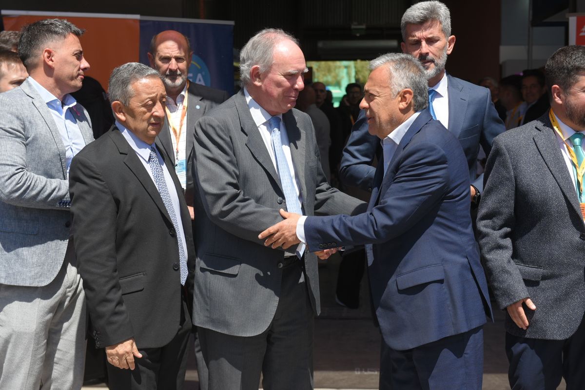 En la apertura de Argentina Mining que se realiza desde hoy en Mendoza, el gobernador Alfredo Cornejo recibi&oacute; a Luis Lucero, secretario de Miner&iacute;a de la Naci&oacute;n. Llegaron tambi&eacute;n los intendentes Ulpiano Suarez y el sure&ntilde;o Celso Jaque.&nbsp;