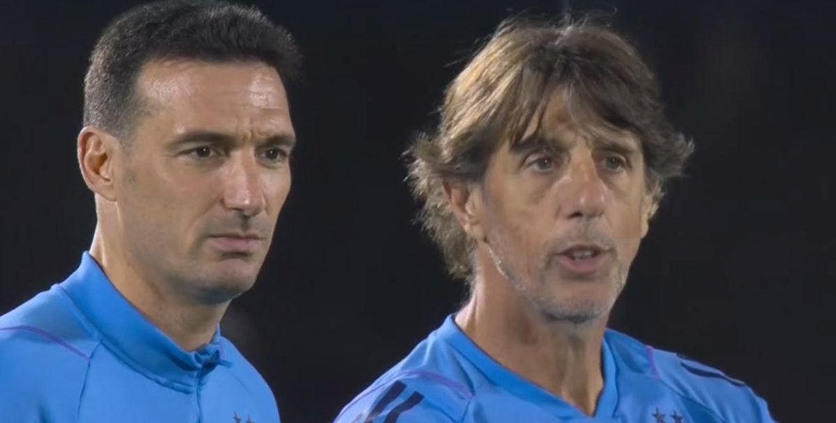 Lionel Scaloni monitorea la práctica dominguera de la Selección argentina.