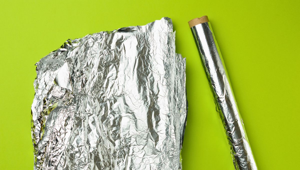 Utiliza una bola de papel aluminio y un poco de vinagre. Utiliza una bola de papel aluminio y un poco de vinagre. 