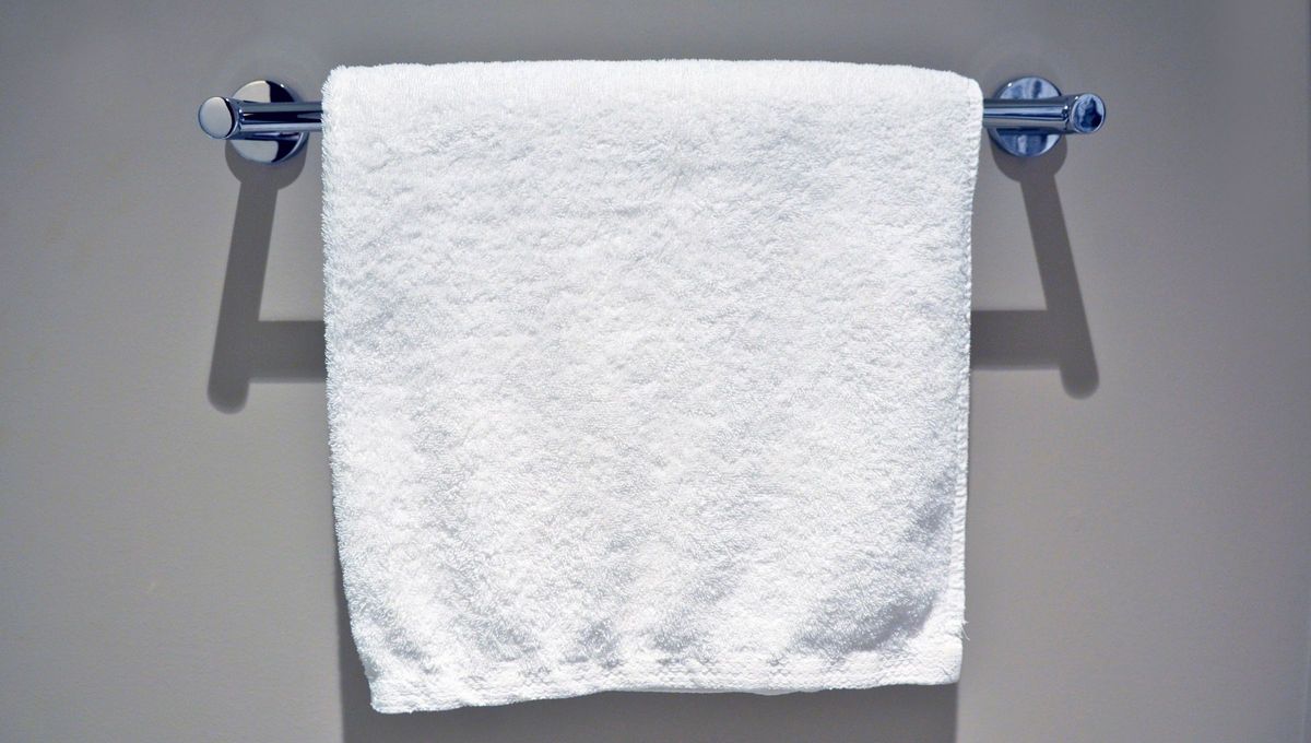 El truco de hotel para que la toalla de tu baño huela rico y nunca tenga mal olor: lleva dos ingredientes