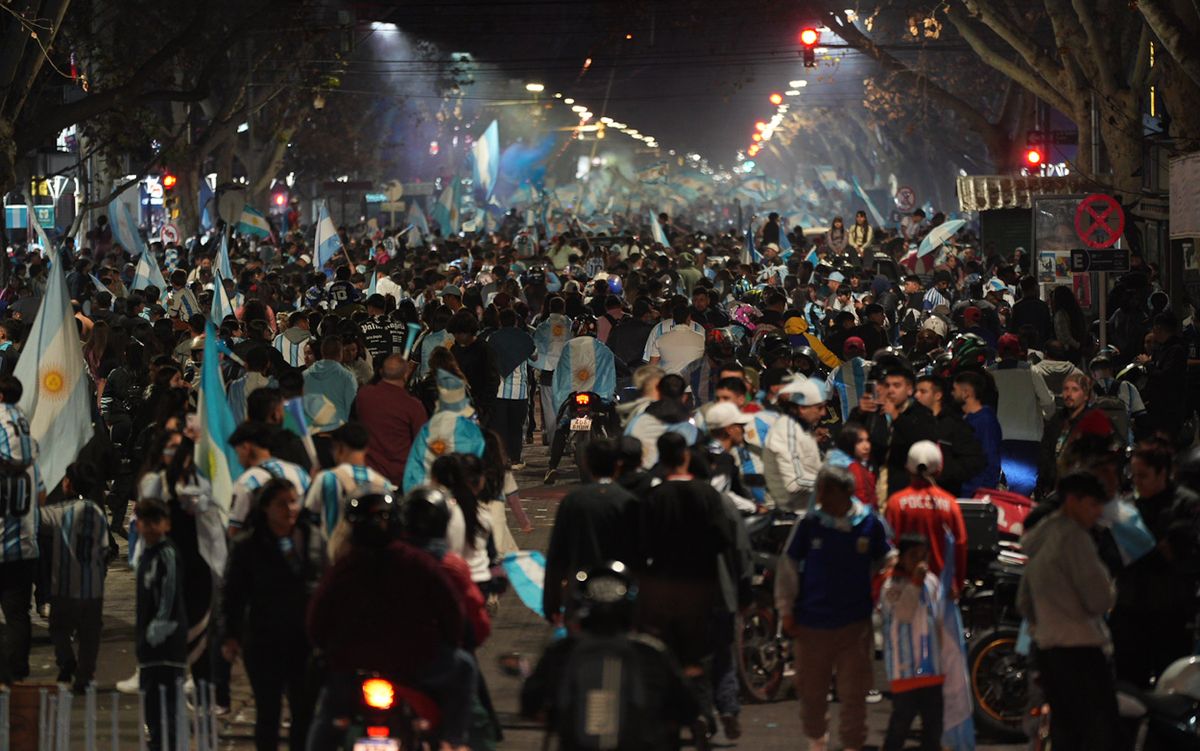 Banderas argentinas, bocinazos y cánticos marcaron una noche de festejos en Mendoza. Banderas argentinas, bocinazos y cánticos marcaron una noche de festejos en Mendoza.